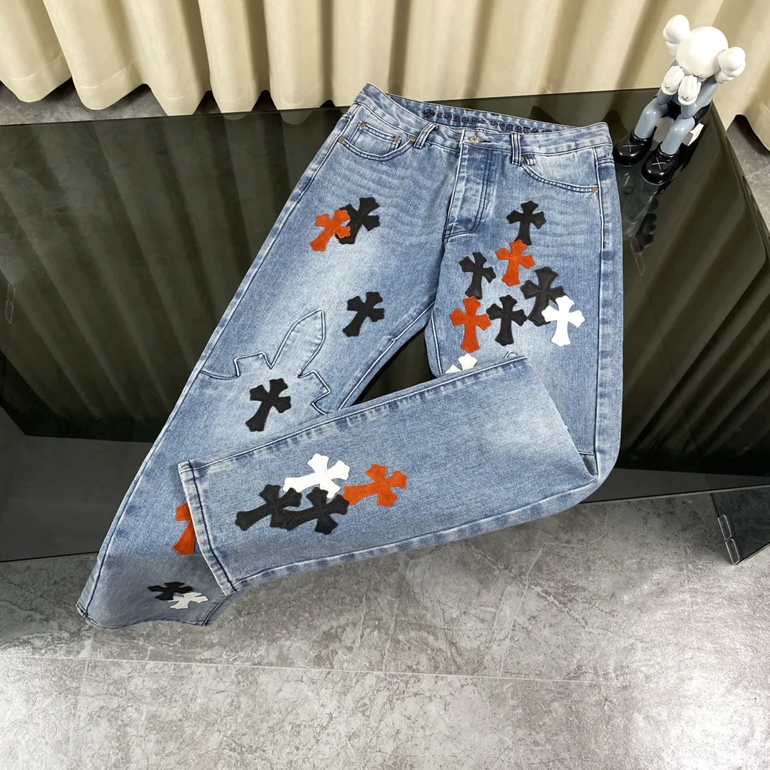 🅿️340 Chrome hearts new city-limited flame blue jeans Chrome hearts city-limited jeans Hardware customization Original development vintage levis American-made 501 black and gray base version Levi's American-made 501 base version Imported sheepskin 925 silver remake [Top heavy industry fashionable design] Consistently made in high street luxury style. Speaking of this style, the Zangyin family and GU family are definitely the leading representative brands. Especially the Zangyin family has really achieved a state-of-the-art effect in creating high street style. The unique washed material is used to create this style. The color system is quite eye-catching. It is decorated with patchwork cross flowers, which cleverly highlights the charm of the brand. Secondly, this style uses classic The high-waist cutting design highlights the long legs and fashionable temperament of the upper body. The brand is highly recognizable and the slim fit configuration is more suitable for daily wear. It is a product that interprets personality, fashion, and specifications at a glance. This single product is enough to make any fan excited. It can be a white T-shirt for youthful preppy style, or a tight suspender for lady style. It has strong matching ability and can be easily controlled by men.  [Material and craftsmanship] Needless to say, this point goes without saying. As an excellent craftsman brand, Zangyin has really perfect requirements for details and craftsmanship. The washed color of this model has gone through so many processes, not to mention the embellishment of the denim appliqués. It is also purely handmade and sewn. Just like what they believe in, only handmade things have soul and have the meaning of wear. A top-notch heavy-duty fashionable denim item, I look forward to your perfect interpretation! !  Color: Blue Size: S M L XL
